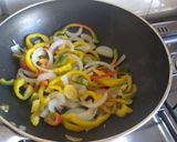 Foto del paso 1 de la receta: Tortilla de zapallo, cebolla y ají