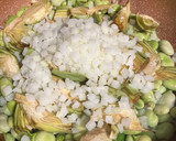 Foto del paso 2 de la receta: Tortilla de verduras de temporada: habas y alcachofas del mercado