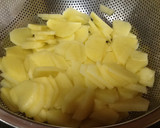 Foto del paso 4 de la receta: Sartén de patatas, huevos y salchichas con queso mozarella