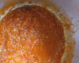 Foto del paso 2 de la receta: Almuerzo de calabacín🥒🫓🧀 salteado con salsa de tomate y pimiento rojo🍅🌶️🧅
