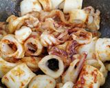 Foto del paso 5 de la receta: Calamaritos en salsa con cebolla