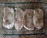 Foto del paso 1 de la receta: Chuletas al horno con verduras salteadas