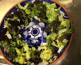 Une image de l'étape 1 de Salade de roquette et sucrine aux noix et roquefort à l huile de truffe.