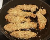 Foto del paso 5 de la receta: Pechuga de Pollo en Tempura de Arroz y Sésamo blanco