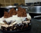 A picture of step 8 of Mariegold biscuits  cake.