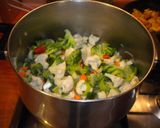 Foto del paso 7 de la receta: Fideos chinos con verduras salteadas y longaniza