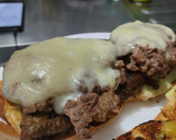 Foto del paso 13 de la receta: Sándwich🥐de berenjena🍆bbq, carne🧅, queso🧀y cebollas grillé🥯🥩🧀
