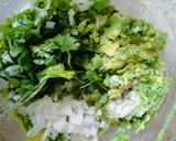 Foto del paso 2 de la receta: Guacamole al aceite de habanero 🌶️💚🥑