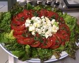 Une image de l'étape 10 de Salade de tomates à la laitue rouge, feta et basilic frais sauce balsamique.