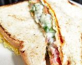 Foto langkah ke 7 dari resep Omelette Salad Sandwich.
