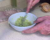 Foto del paso 3 de la receta: Bocadillo de pechuga con pasta de aguacate