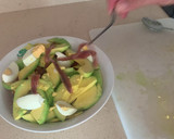 Foto del paso 2 de la receta: Ensalada de aguacate, tomate, pepino y anchoas