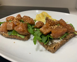 Foto del paso 2 de la receta: Tostas de salmón marinado
