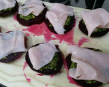 Foto del paso 6 de la receta: Canapes de remolacha, pesto y pavo - sin gluten