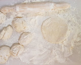 Foto del paso 3 de la receta: Tortitas de harina de la abuela