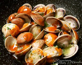 Foto del paso 10 de la receta: Almejas en salsa de ajos, perejil con un toques de salsa thai