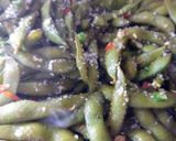 Foto langkah ke 6 dari resep Edamame Tumis Lada Garam - Spicy Garlic Fry Edamame.