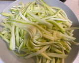 Foto del paso 2 de la receta: Espaguetis y pesto de calabacín