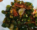 A picture of step 5 of Pyaz wali bhindi.