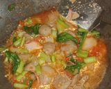 Foto langkah ke 3 dari resep Seblak bakso sawi.