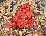 Foto del paso 2 de la receta: Guisantes frescos con tomate, jamón y huevo poché