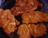 Rántott sertésszűz sajtos kagylótésztával és karamellizált almakarikákkal recept fázis 2 fotója