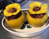 Une image de l'étape 7 de Poivrons jaunes farcis à la chair à saucisse et haricots rouges.
