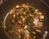 Foto del paso 3 de la receta: Pasta con espinacas y almendras