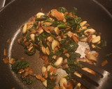Foto del paso 3 de la receta: Pasta con espinacas y almendras