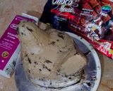 A picture of step 3 of Bird theme cake.
