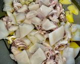 Foto del paso 1 de la receta Medallones de merluza con chipirones al aceite de ajo y perejil