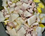 Foto del paso 1 de la receta: Medallones de merluza con chipirones al aceite de ajo y perejil