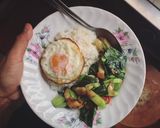 รูปขั้นตอนการทำที่ 3 ของ ผัดคะน้าหมูกรอบไข่ดาวราดข้าว