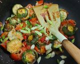 Foto langkah ke 4 dari resep Terong Lalap Tomat Cabe Garam.