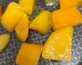Foto del paso 2 de la receta: Postrecito tibio de mango y nibs de cacao sobre ricota entera 🥭De invierno con toque tropical 🍹