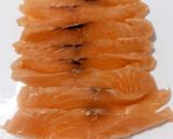 Foto del paso 1 de la receta: Sashimi de salmón con salsa de soja, aceite de sésamo y cítricos