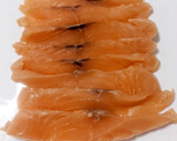 Foto del paso 1 de la receta: Sashimi de salmón con salsa de soja, aceite de sésamo y cítricos