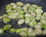 Foto del paso 3 de la receta: Tortilla de habas de la yaya Pilar
