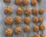 Foto del paso 2 de la receta: Panellets de almendra con Nesquik, rellenos de chocolate blanco y los clásicos de piñones