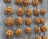 Foto del paso 2 de la receta: Panellets de almendra con Nesquik, rellenos de chocolate blanco y los clásicos de piñones