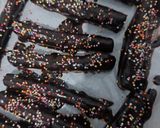 Foto langkah ke 4 dari resep Kulit pangsit roll coklat.