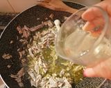Foto del passaggio 3 della ricetta Linguine all acciughe, pesto di basilico, burrata e pistacchi con acciughe croccanti