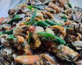 Foto langkah ke 4 dari resep Tumis kerang hijau kupas cabe hijau.