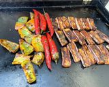 Une image de l'étape 15 de Aubergines chinoises, poivron vert et piments rouges marinés grillés à la plancha.