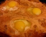 Foto del paso 2 de la receta: Huevos ahogados en salsa roja