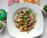 รูปขั้นตอนการทำที่ 6 ของ เห็ดออรินจิหมูสับผัดขึ้นฉ่าย สูตรนี้ใช้เครื่องปรุงโซเดียมต่ำค่ะ