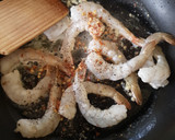 Foto del paso 3 de la receta: Camarones Scampi con fideos de calabacita