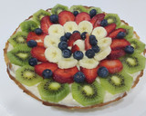 Foto del paso 4 de la receta: Tarta de frutas 🍎🍓🍓🥝 con crema pastelera...
