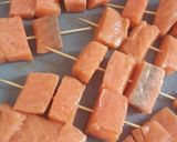 Foto del paso 3 de la receta: Brochetas de salmón con salsa de yogur