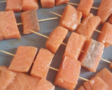 Foto del paso 3 de la receta: Brochetas de salmón con salsa de yogur